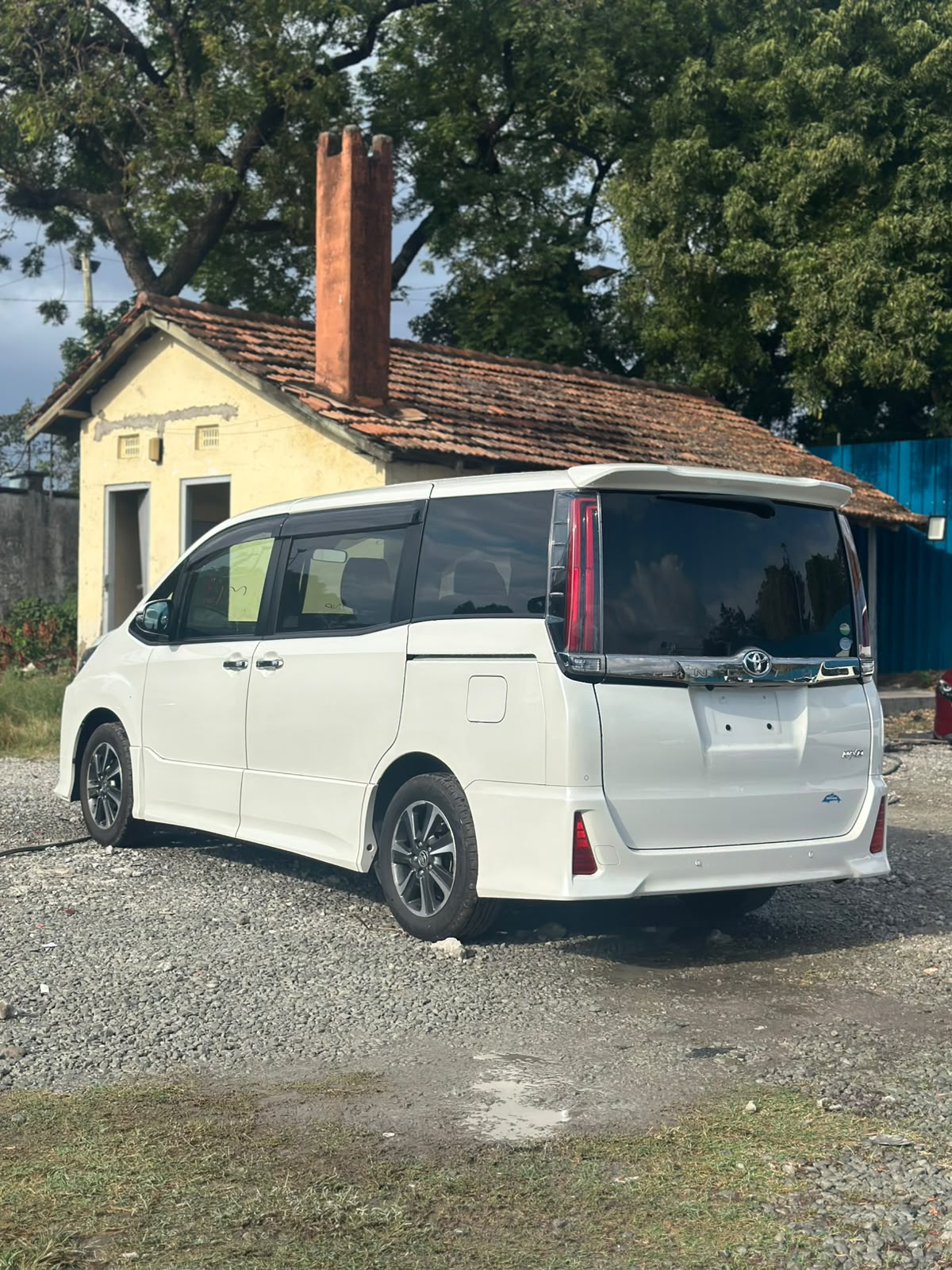 TOYOTA NOAH